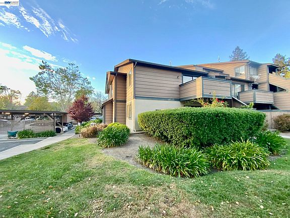 3rd image of 304 Hackamore Ln