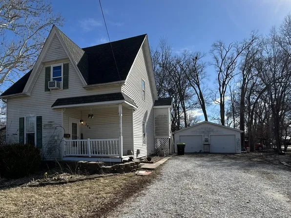 706 Augusta Rd, Carthage, IL 62321