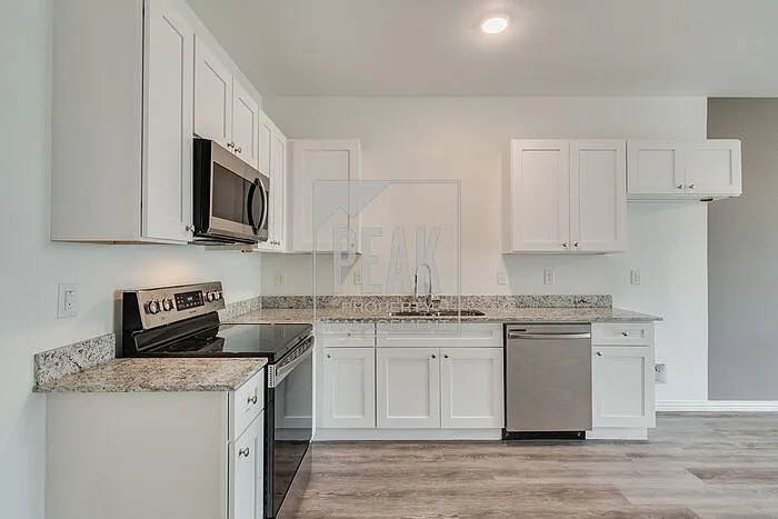 3220 S Cherry Ln — Photo 2