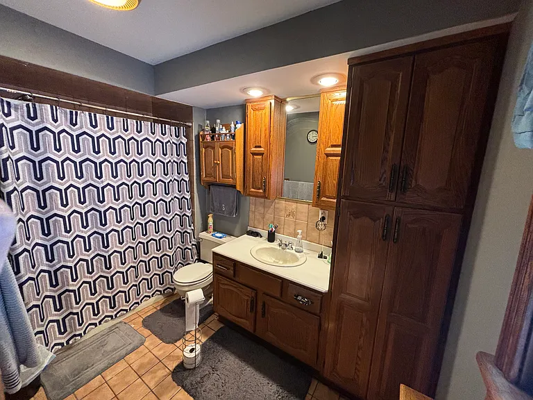 137 E Elm St — Photo 11