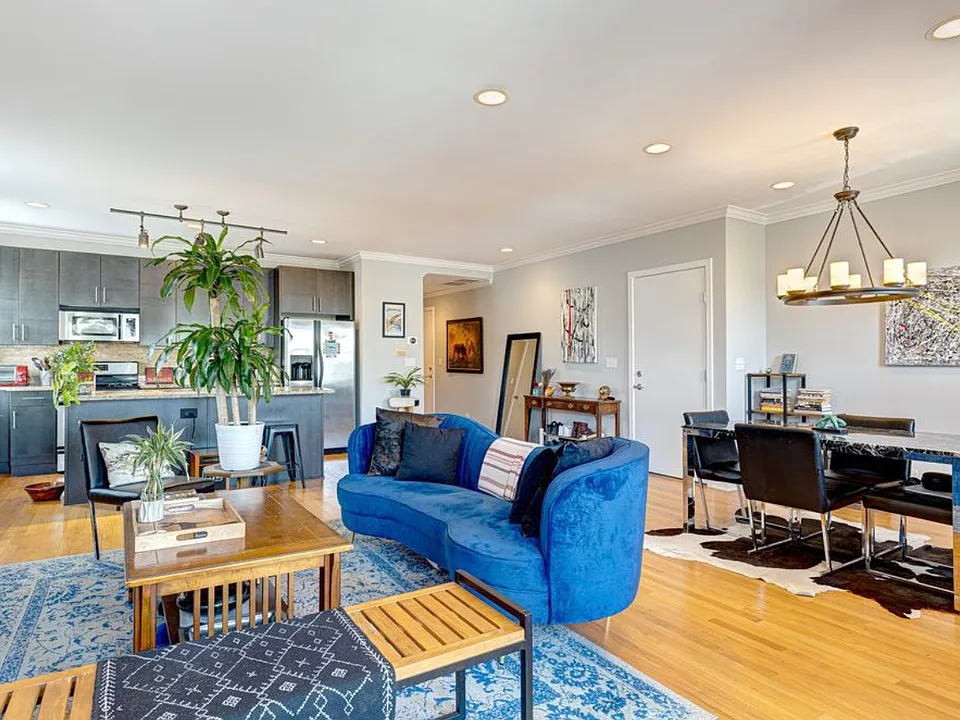 1735 W Division St #401