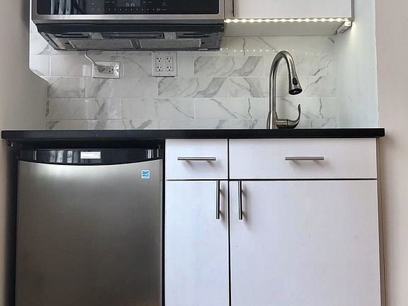 3rd image of 314 E 41st St APT 1004
