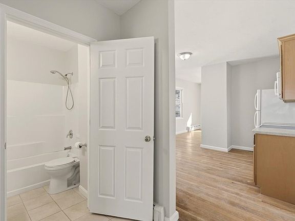 4th image of 303 Cohannet St