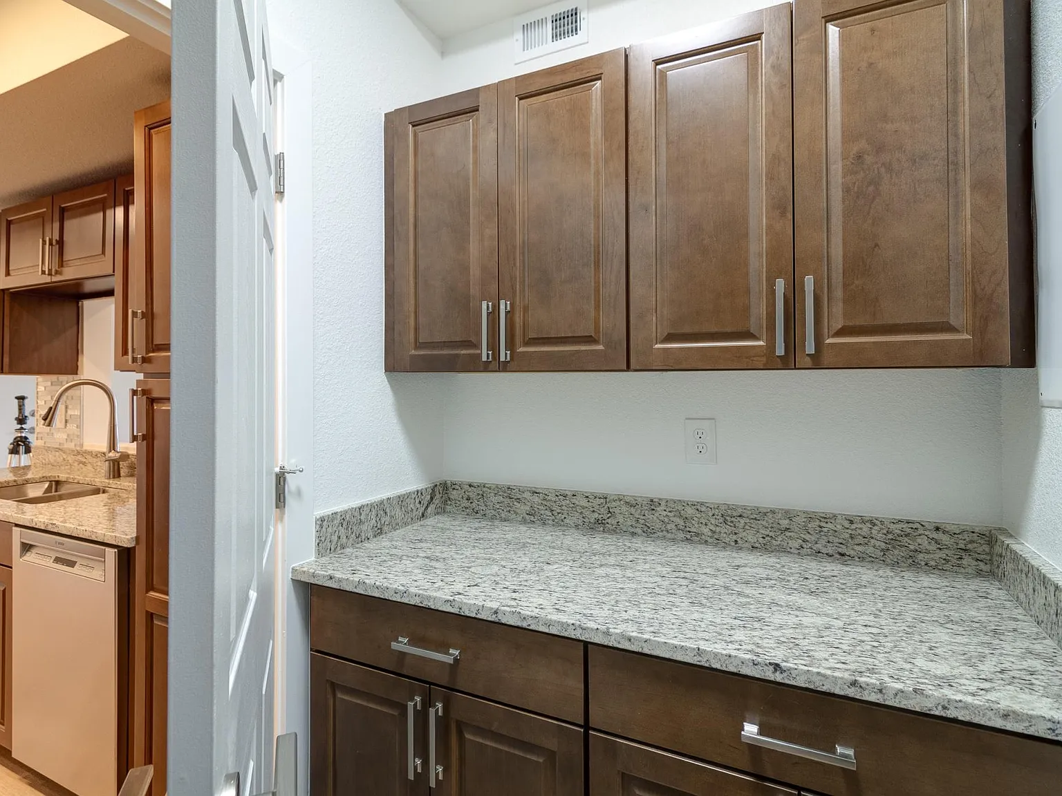 1 bed, 1.5 bath, 760 sqft, $1,615 — Photo 4
