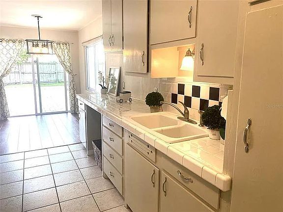 3rd image of 916 Mayfair Cir