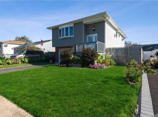 118 Riviera Pkwy, Lindenhurst, NY 11757