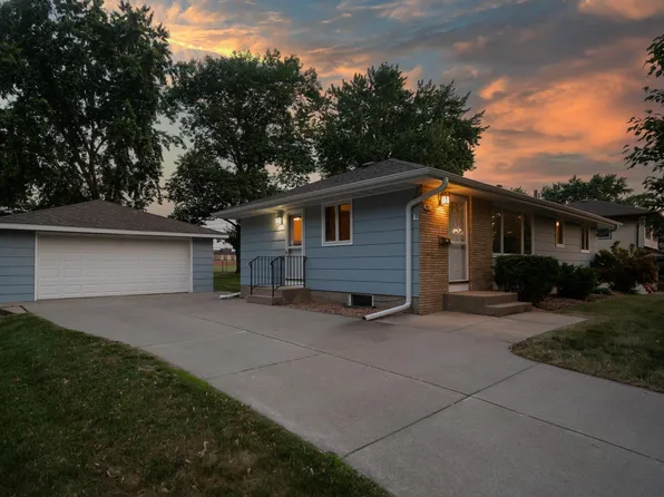 141 Maplewood Dr E, Bloomington, MN 55420