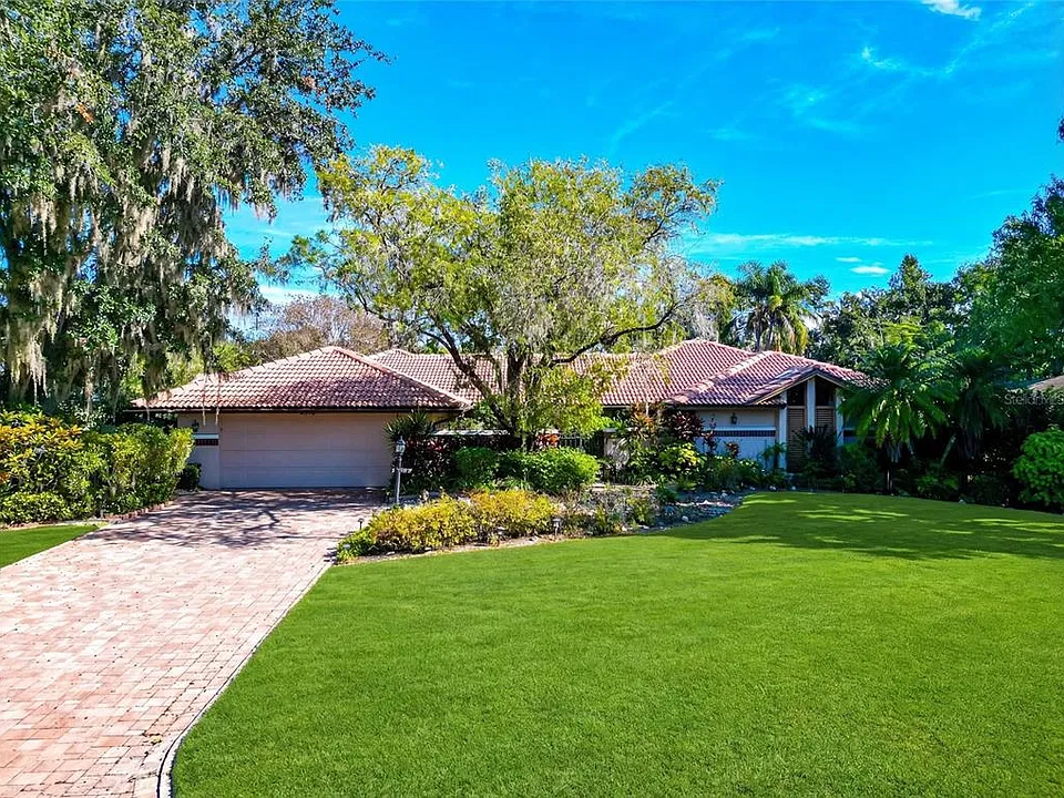 6976 Country Lakes Cir