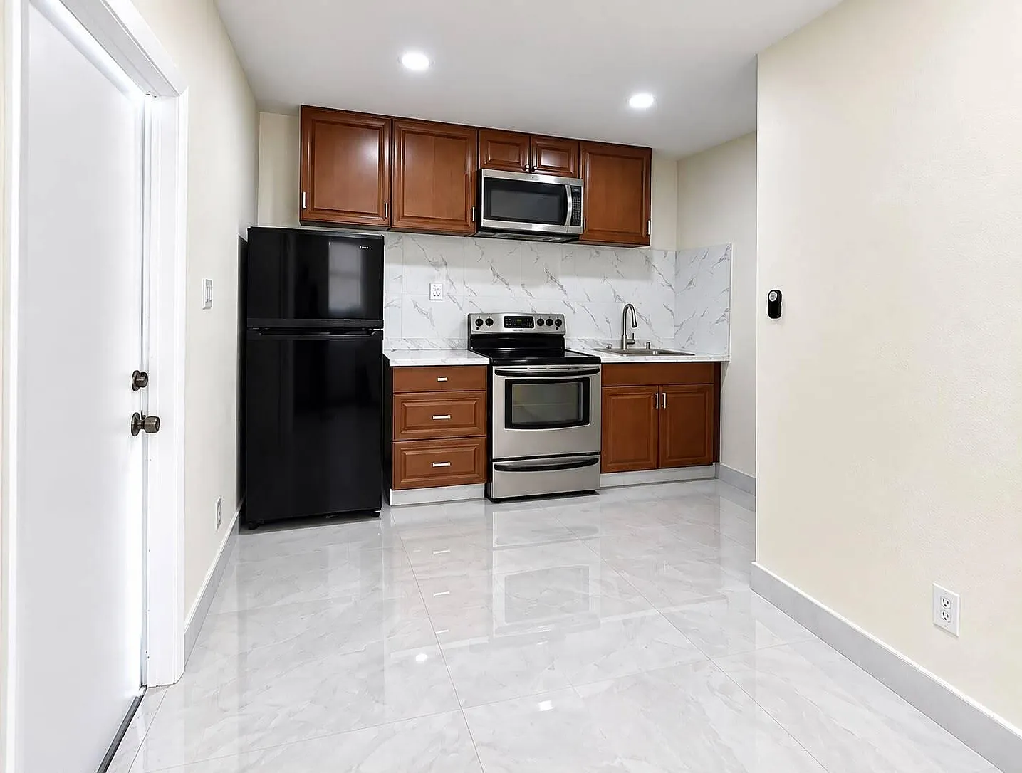 3 bed, 1.0 bath, 1422 sqft, $1,550 — Photo 2