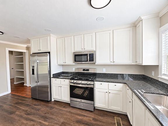 4th image of 250 1st St