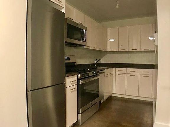 3rd image of 220 E 63rd St APT 1M
