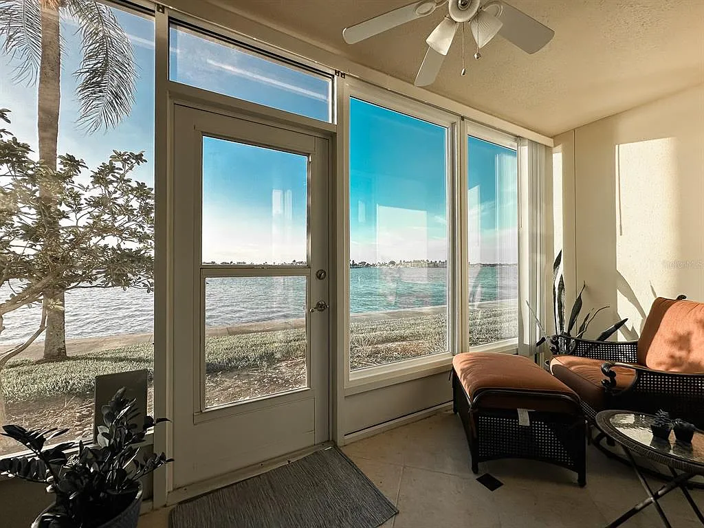 2 bed, 2.0 bath, 1045 sqft, $2,700 — Photo 2