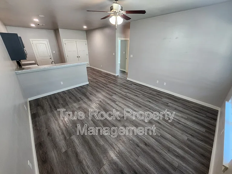 219 S Hope St — Photo 2