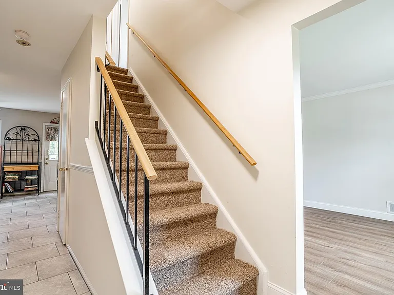 10 Honey Locust Ln — Photo 2