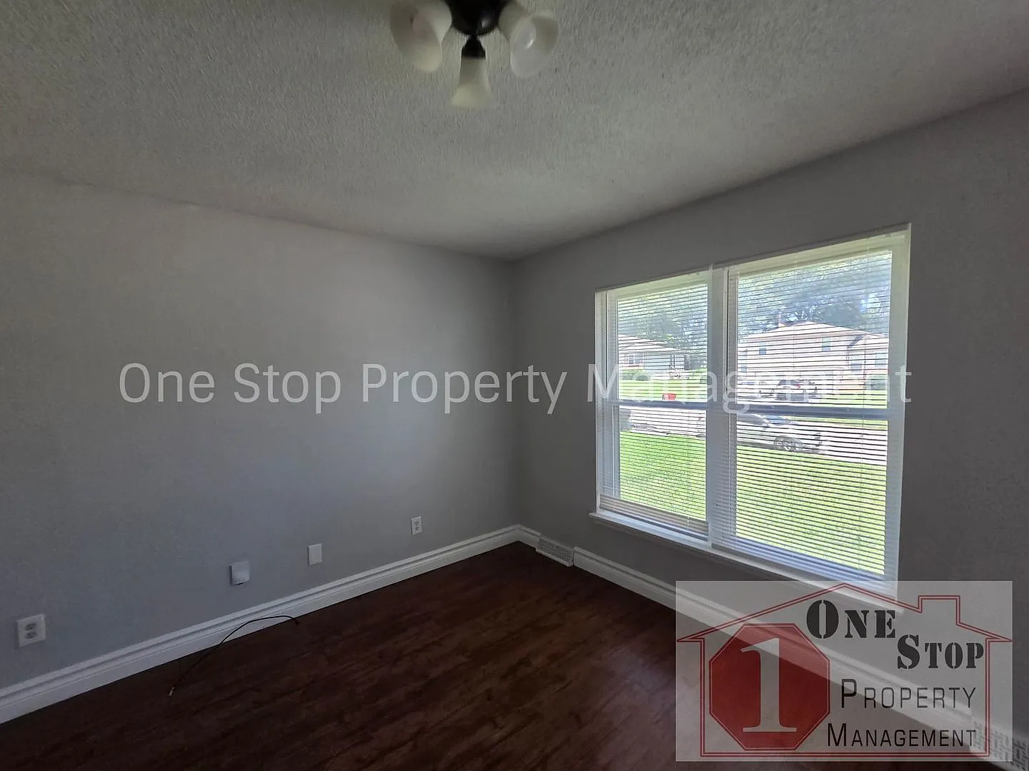 Spacious 3 Bedroom, 1 Bathroom Duplex for Rent — Photo 3