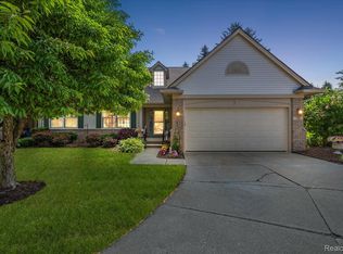 372 Four Seasons Dr, Lake Orion, MI