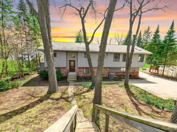 475 Indianwood Rd, Lake Orion, MI 48362