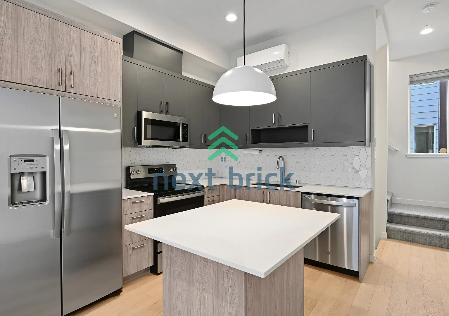"Charming 3-Bedroom Townhouse Retreat in the Heart of Seattle - 3104C SW Avalon Way!" — Photo 4