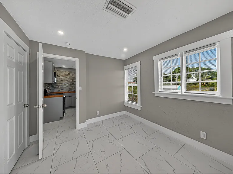724 Bradley St — Photo 9
