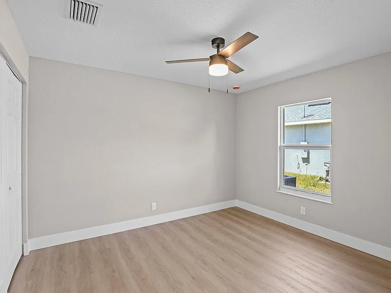 4611 Sunset Blvd — Photo 12