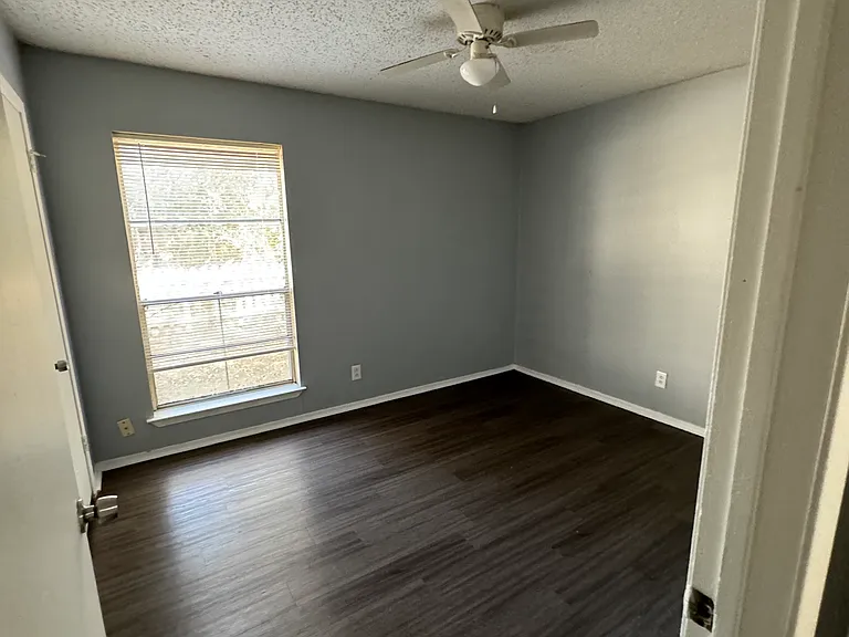 1104 NE 9th St #202 — Photo 4