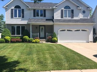 98 Newberry Ln, Lancaster, NY