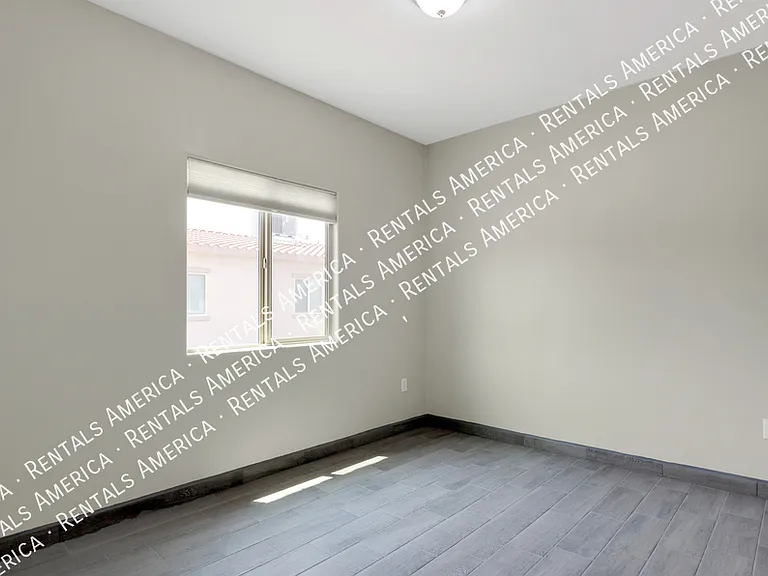 820 E 35th St #2 — Photo 7