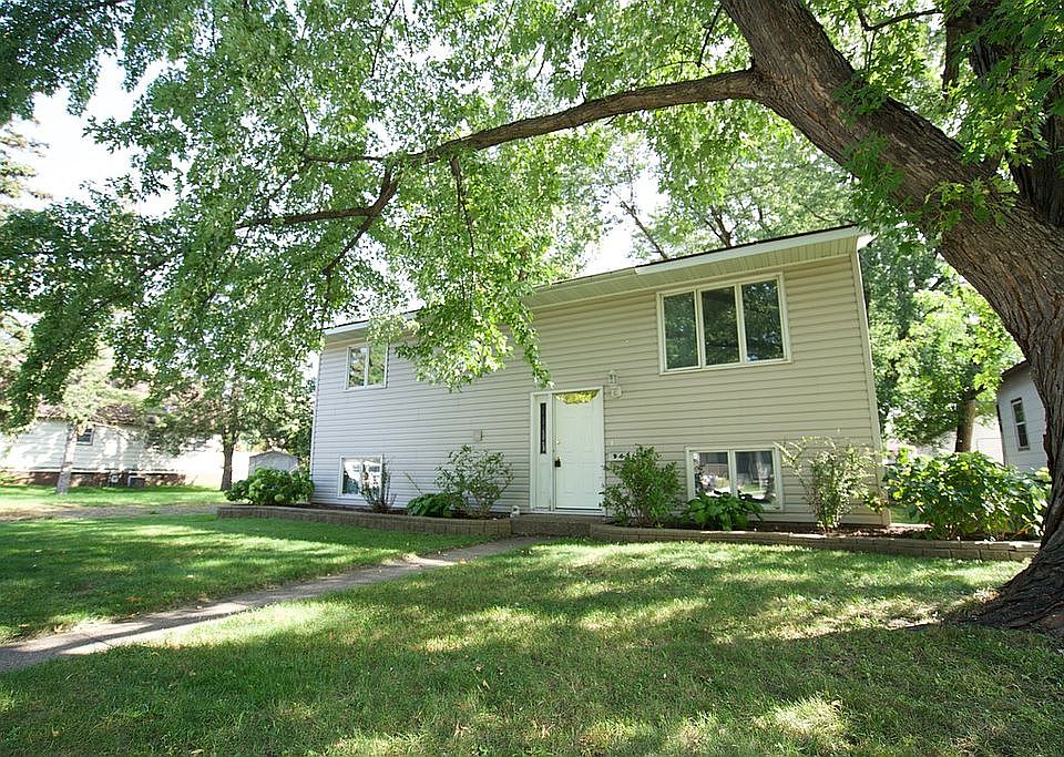 1st image of 942 32nd Ave N