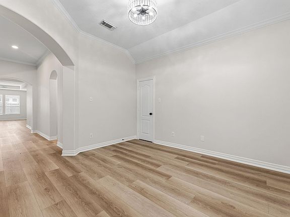 4th image of 4432 Mae St