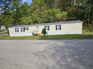 606 Cow Creek Rd, Hurricane, WV 25526