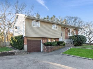 82 Plymouth Blvd, Smithtown, NY 11787
