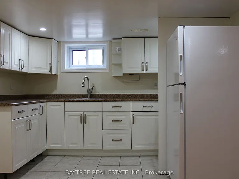 226 Beechy Dr #LOWER — Photo 2
