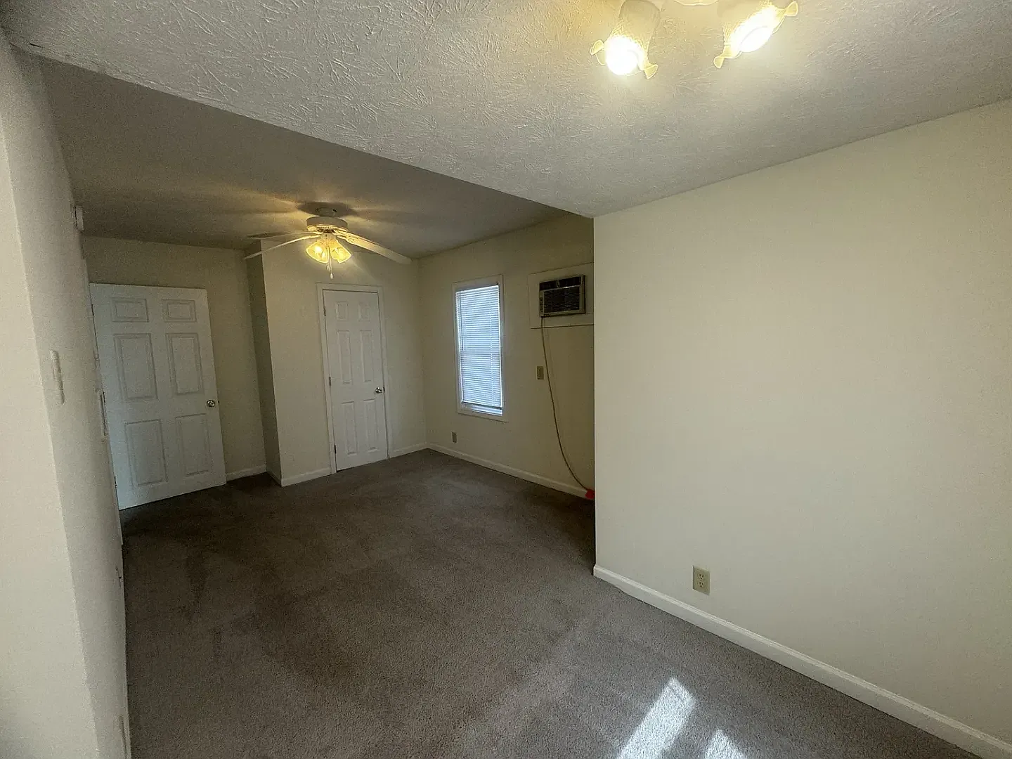 Great location in the heart of Bloomington! — Photo 2