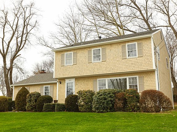 2nd image of 3375 Deerhaunt St