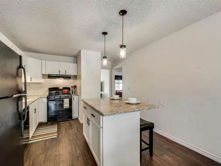 6409 Johns Way — Photo 4
