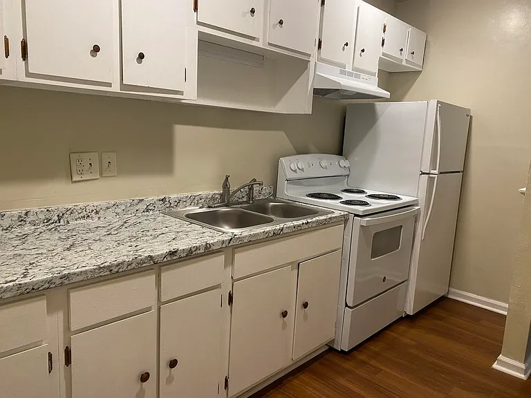 Grandin Court Apartments — Photo 7