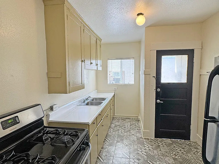 575 Walnut Ave #7 — Photo 10