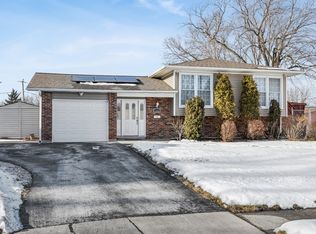 7704 Knotty Pine Ct, Woodridge, IL 60517