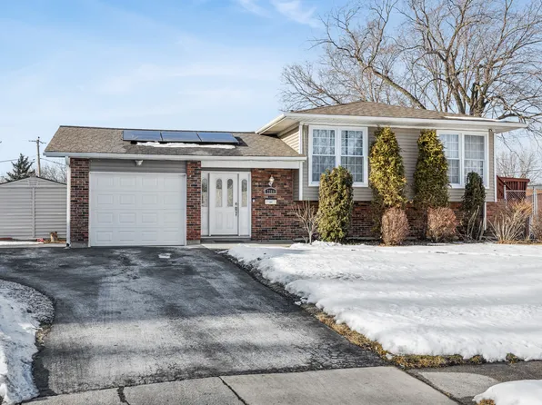 7704 Knotty Pine Ct, Woodridge, IL 60517