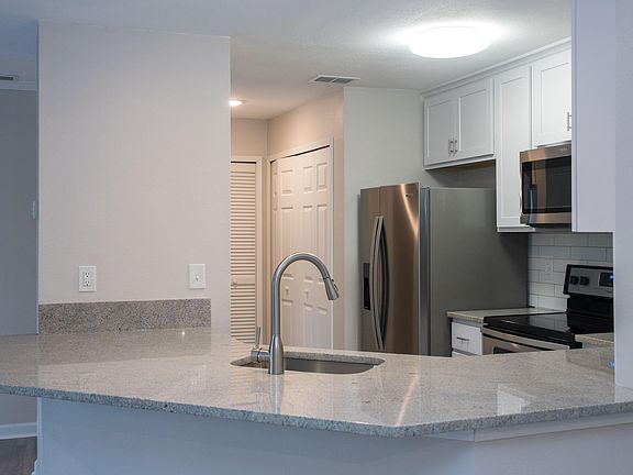 4th image of 900 Ironwood Dr Unit 915