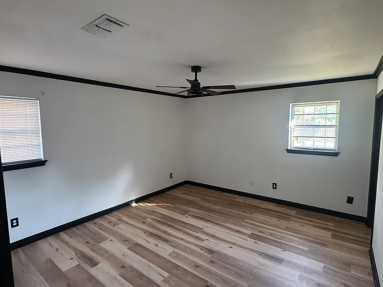 3309 Red Bud Ln — Photo 3
