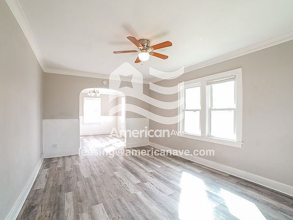 1436558_002_living_room_13629635.jpg
