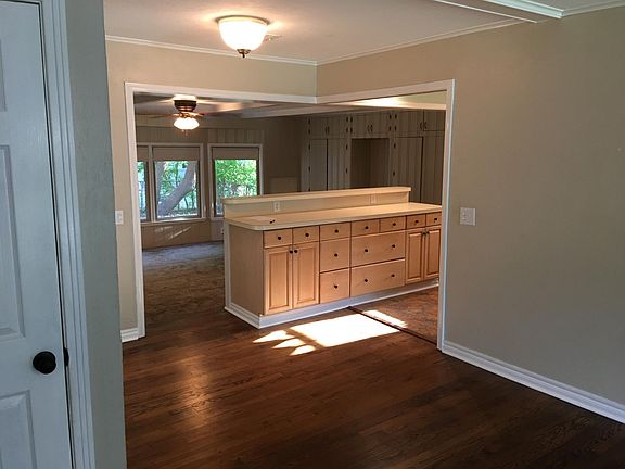 3rd image of 1412 Oxford Way
