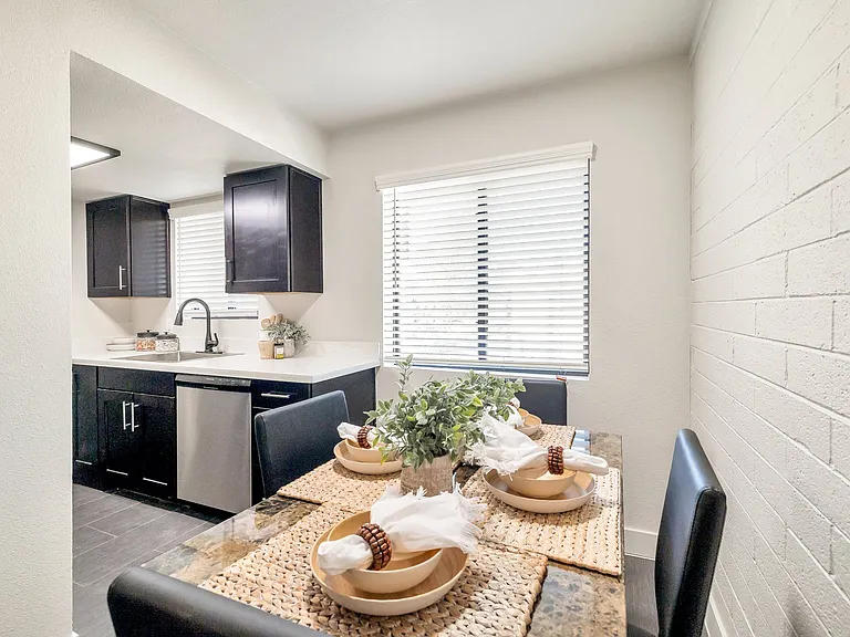 1827 E Lemon St #11 — Photo 7
