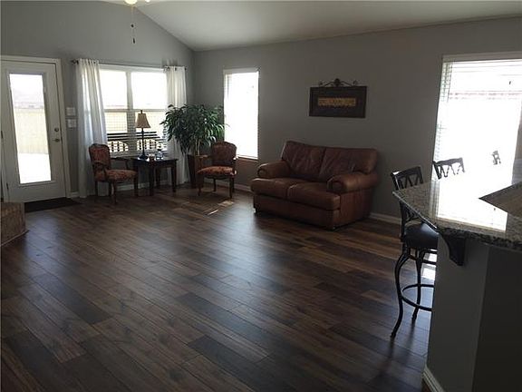 3rd image of 904 Honey Locust Dr