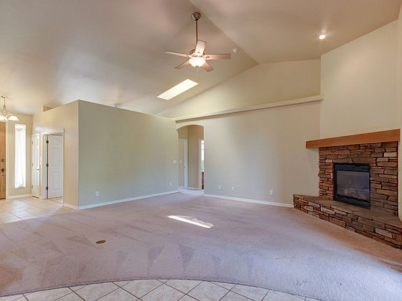 4th image of 1076 Sunrise Blvd