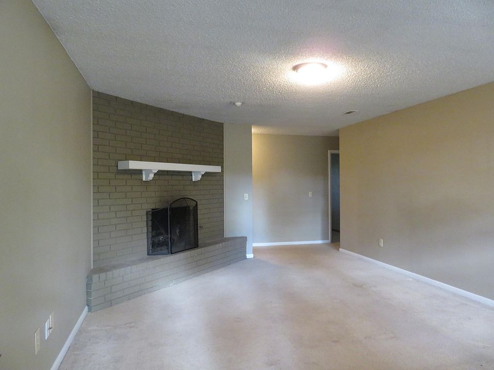 Living room w/ corner fireplace
