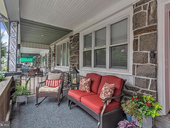 4th image of 156 Leverington Ave