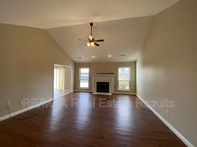 1601 S 24th Pl — Photo 2