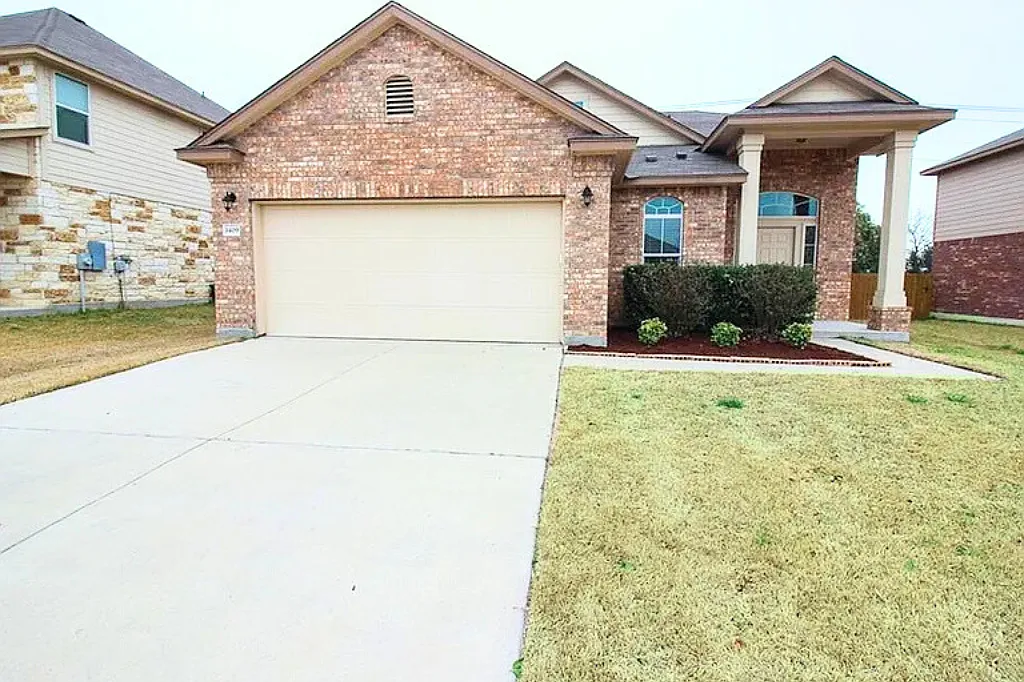 3 bed, 2.5 bath, 2369 sqft, $1,900 — Photo 1